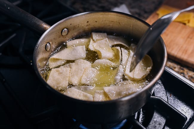 Frying crispy noodles in oil