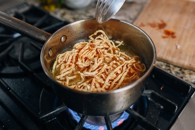 Frying Chinese crispy noodles 