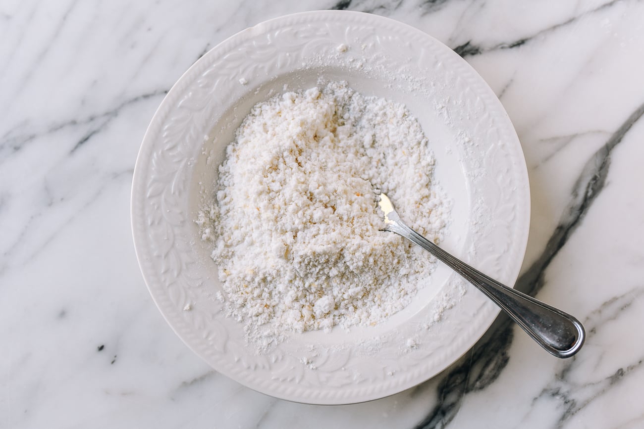 Mixing water into coating for Korean fried chicken