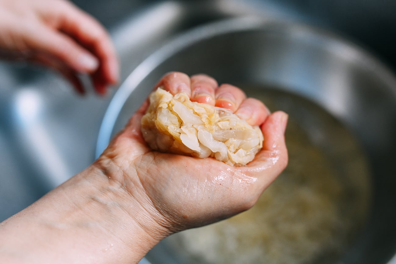 Squeezing water out of rinsed sour cabbage