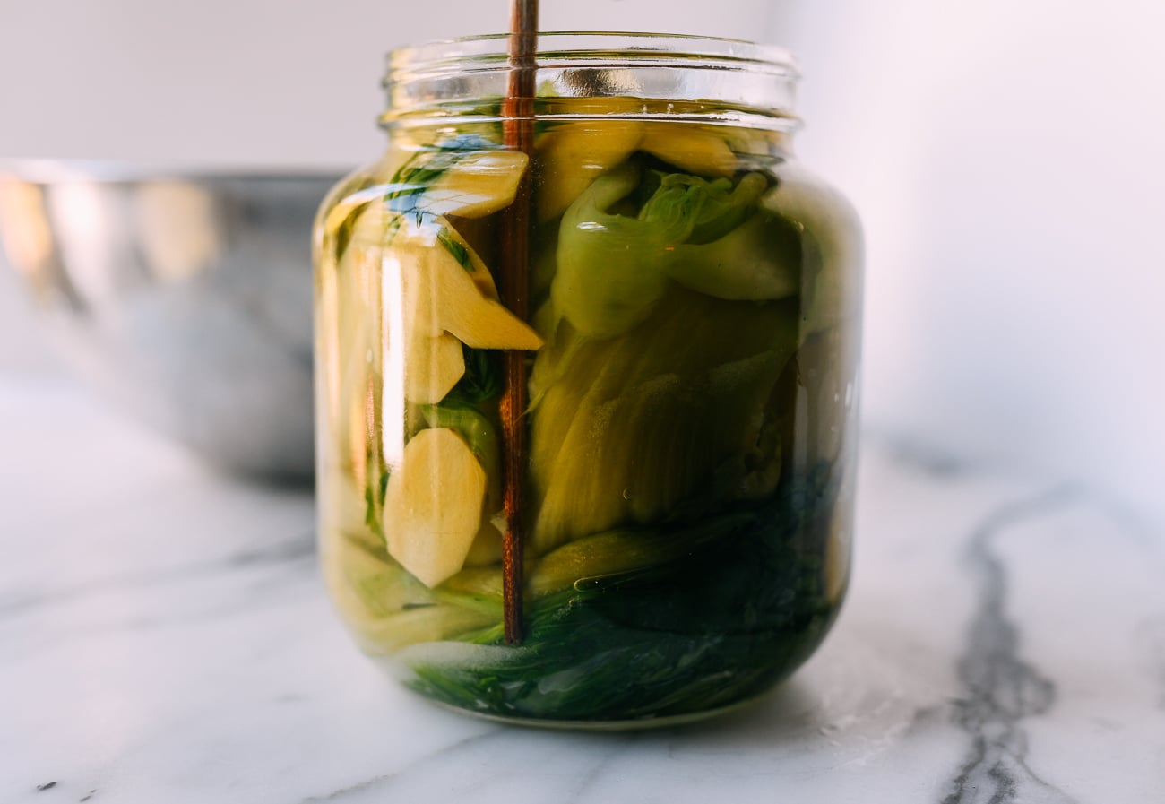 Releasing air bubbles in pickling jar using a chopstick