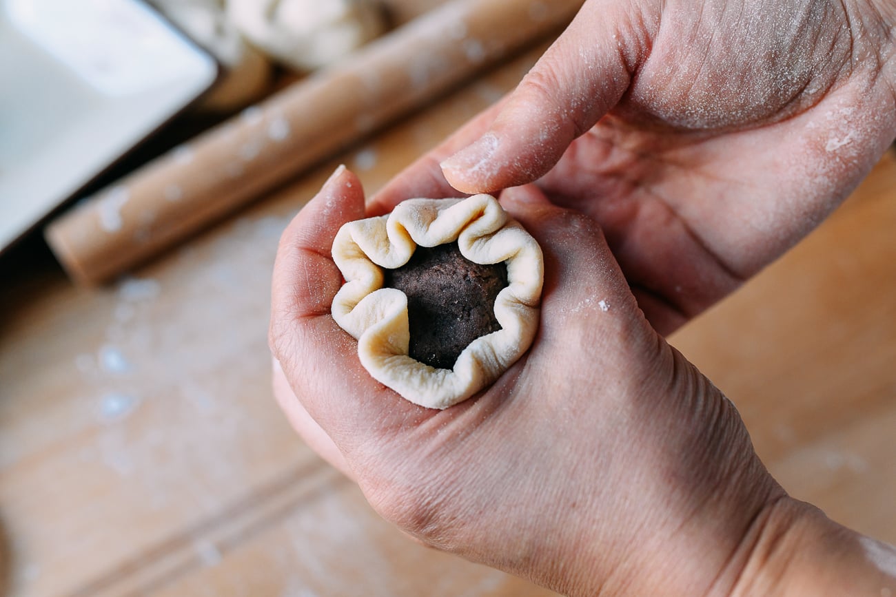 Closing dough around red bean filling