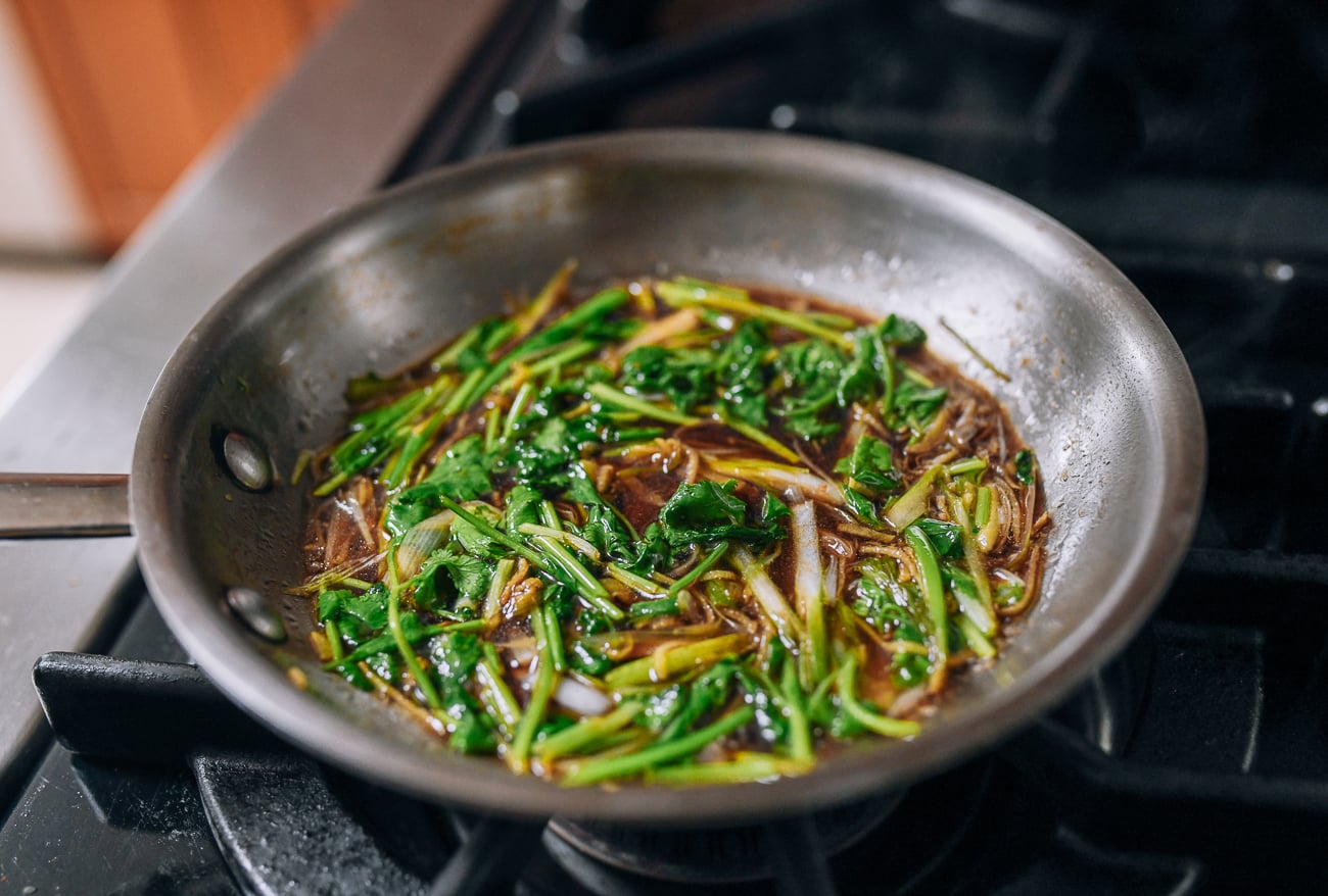 Bubbling sauce for steamed fish
