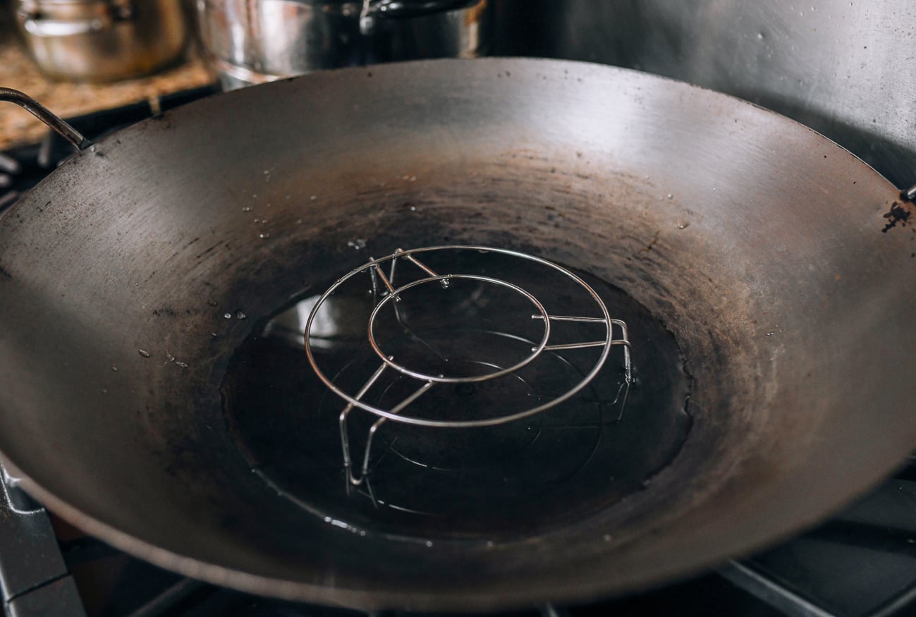 Wok with steaming rack and water
