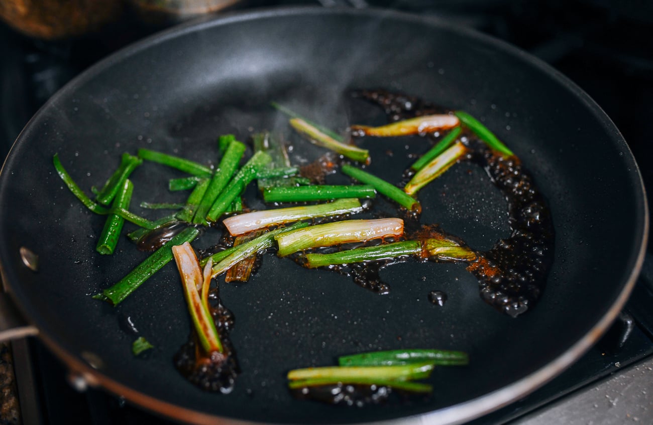 Frying scallions with soy sauce