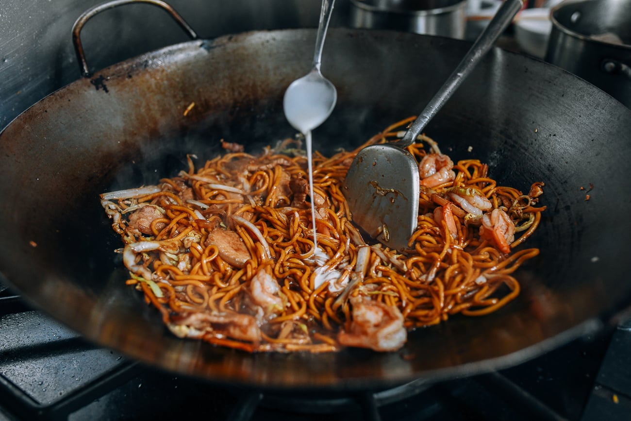 Adding cornstarch noodles to hokkien mee at the end
