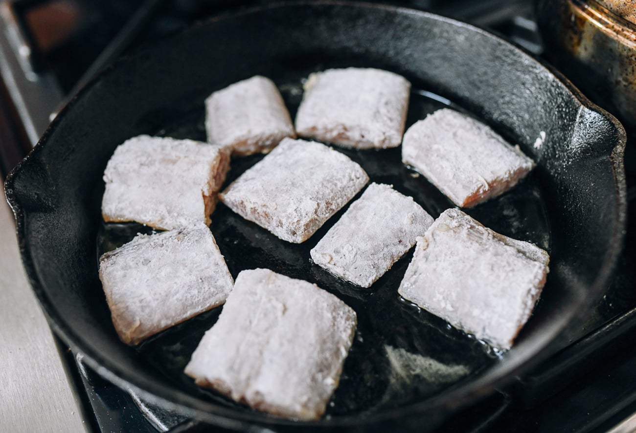 Pan-frying flour coated belt fish