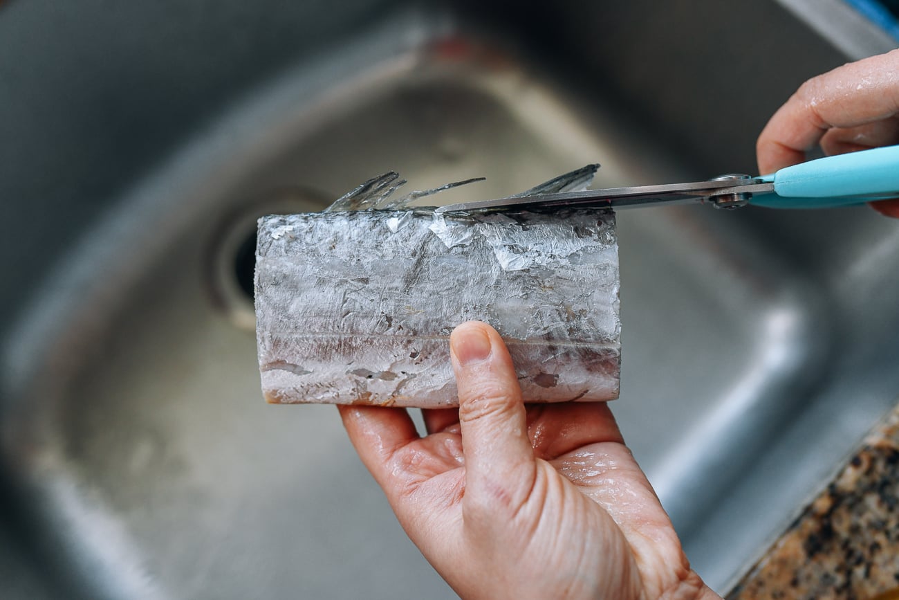 Cutting fins away from belt fish