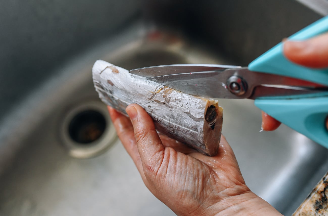 Cutting belt fish open