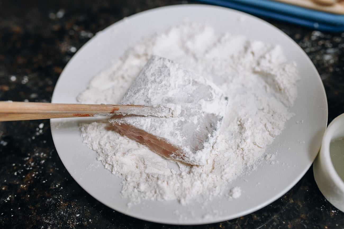 Coating belt fish in flour