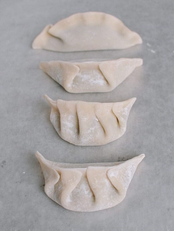 How to Fold a Chinese Dumpling: 4 Techniques