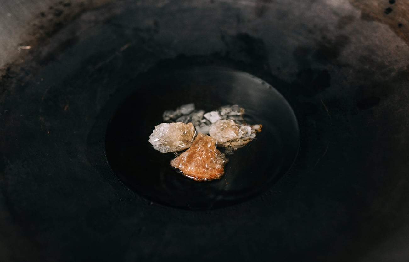 Adding rock sugar to oil