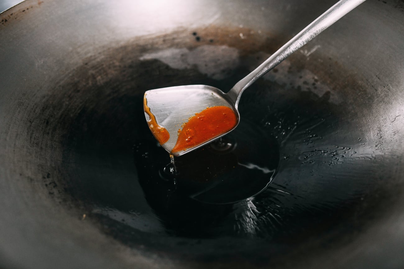 Melted rock sugar in oil