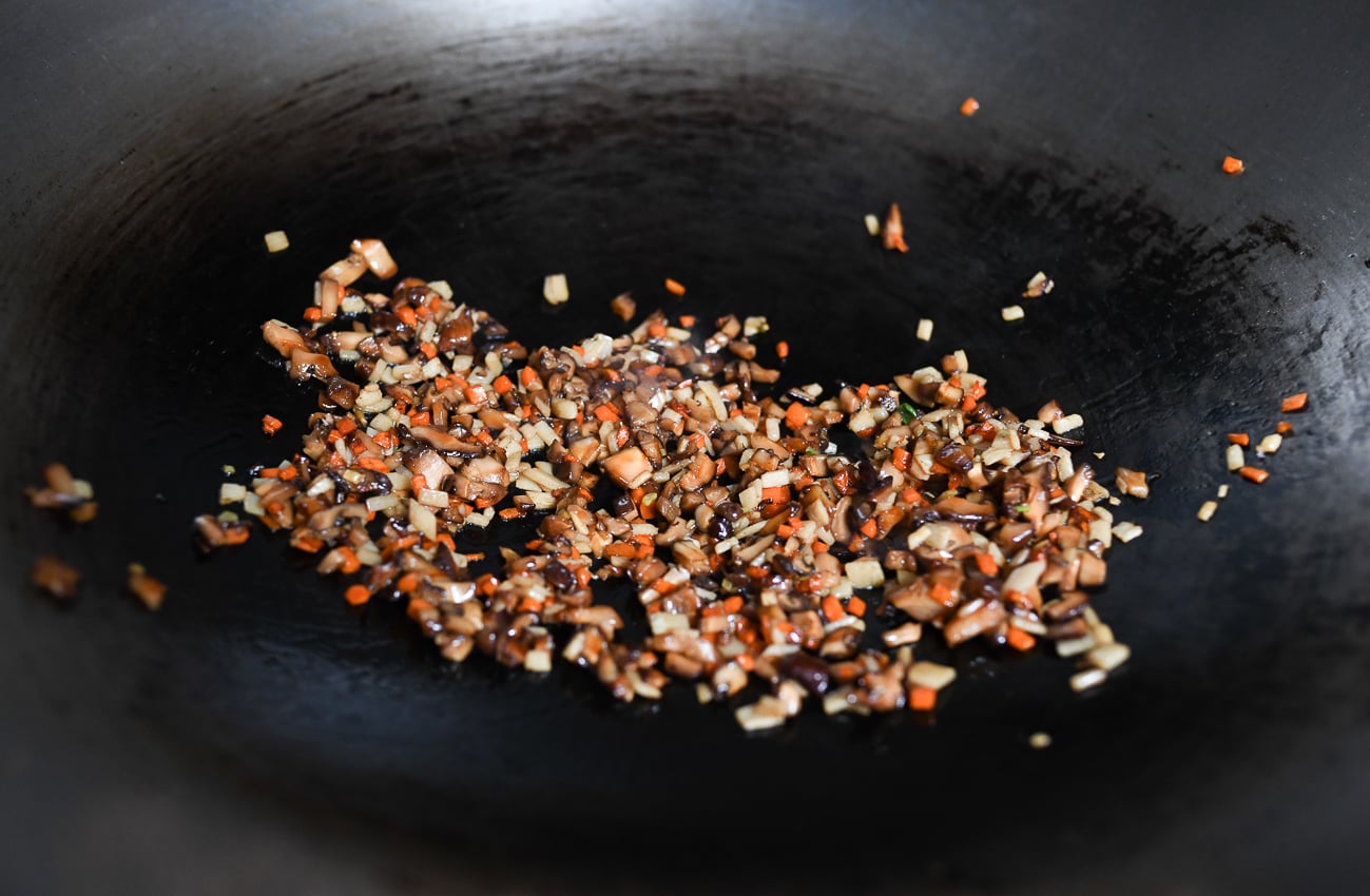 Stir-frying vegetable filling for money bag dumplings