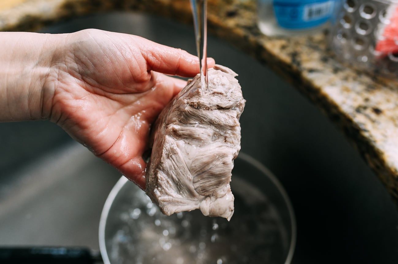 Rinsing blanched pork bones