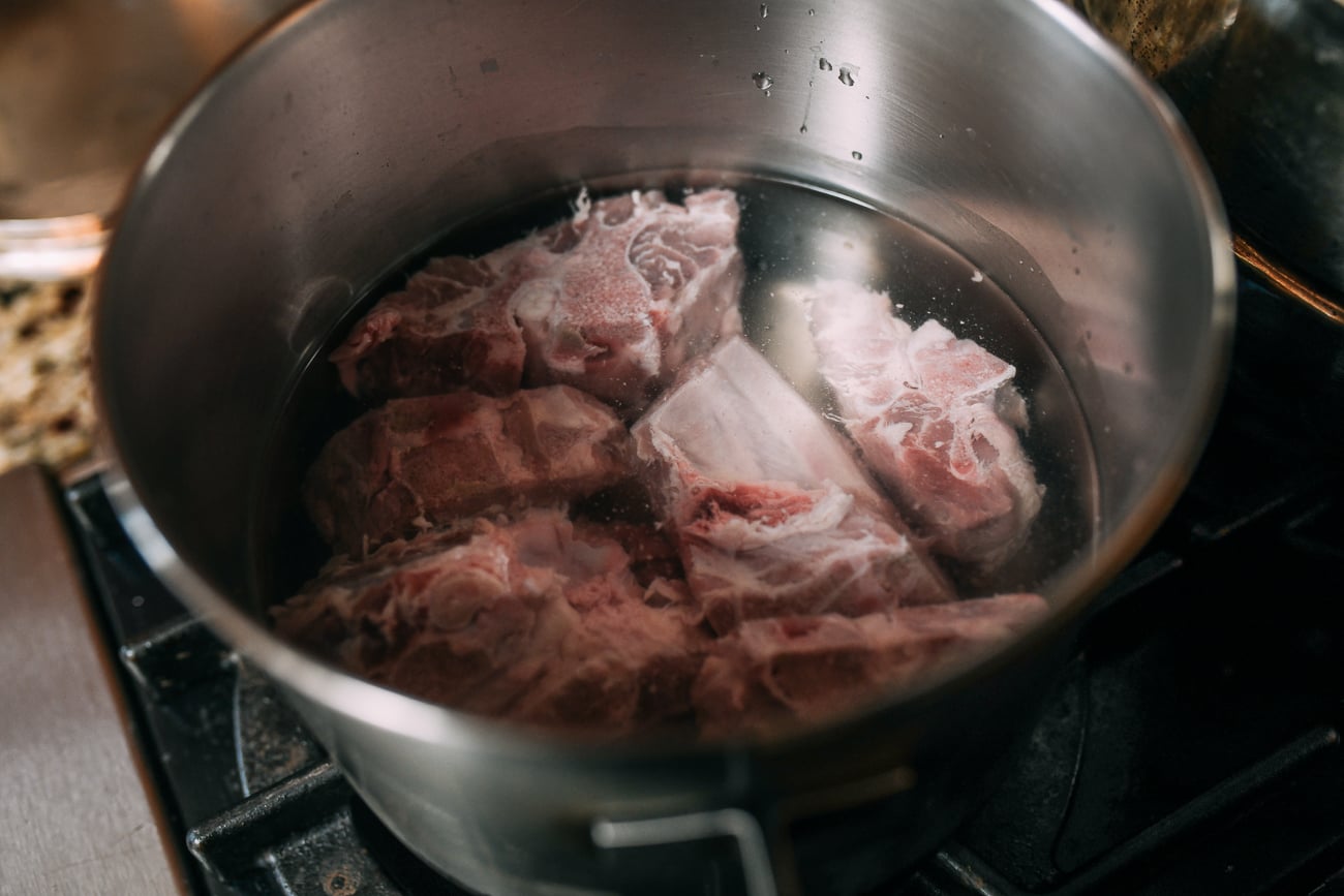 Blanching pork bones in pot