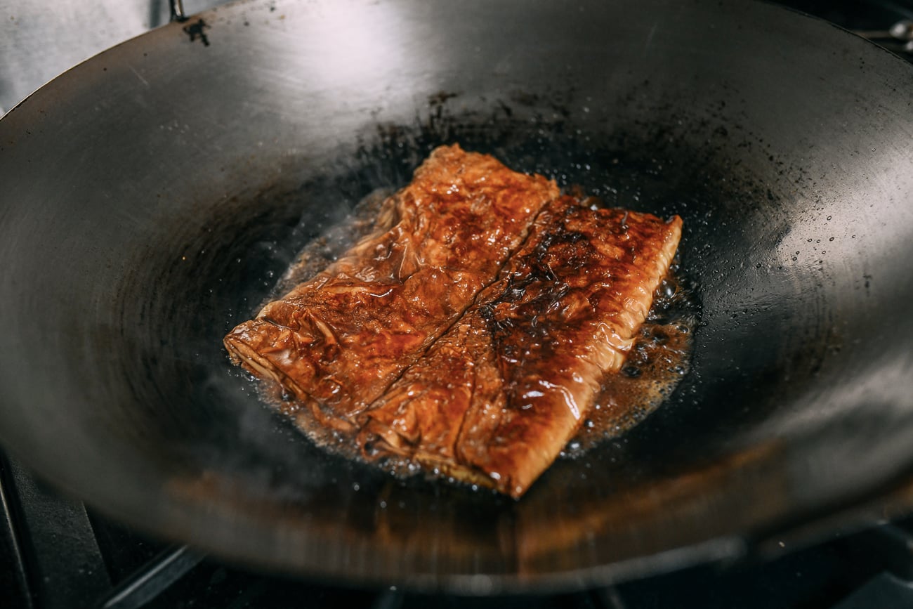 Braising bean curd rolls