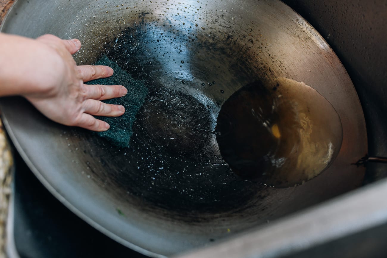 Scrubbing wok with scouring pad