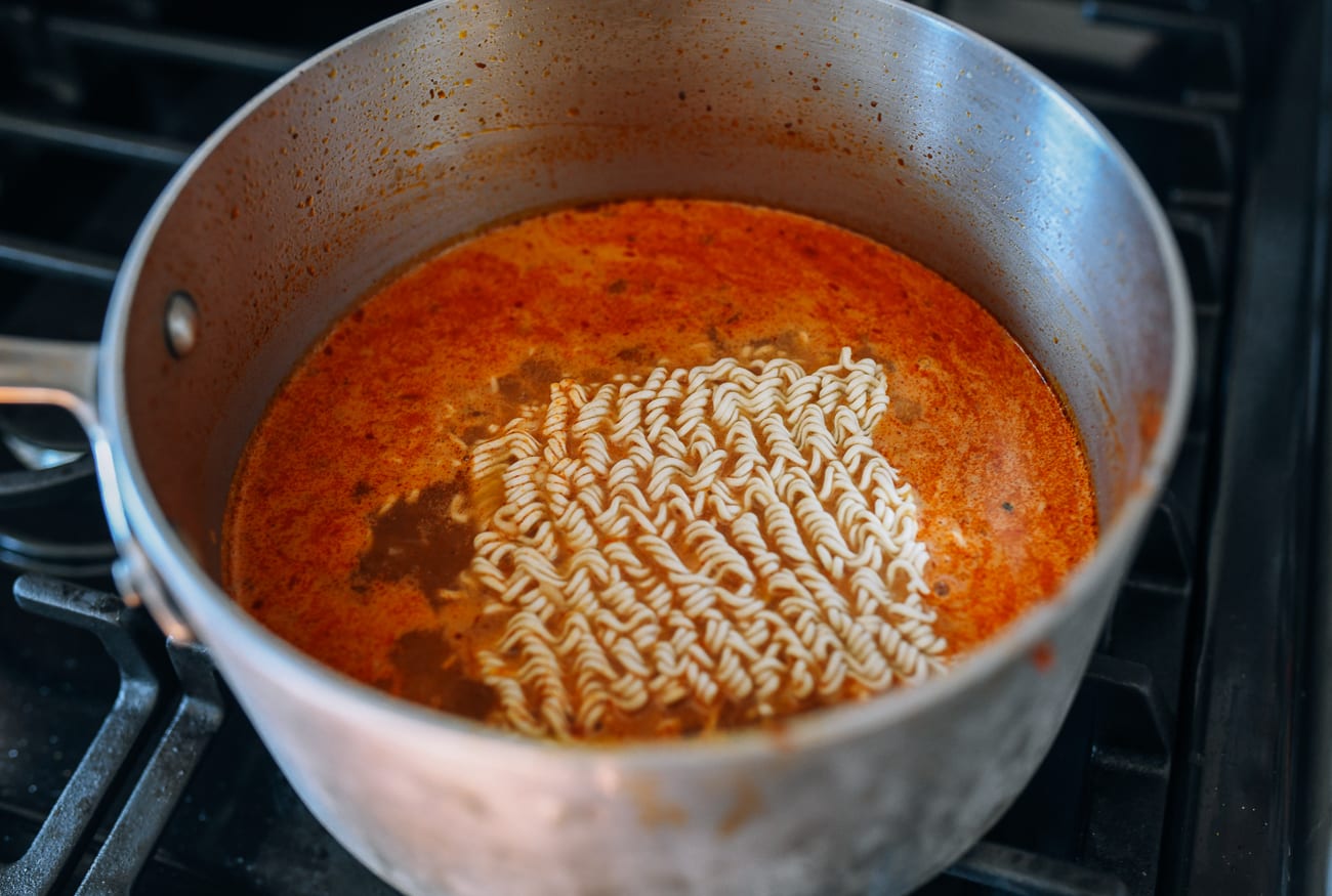 Instant noodles in pot