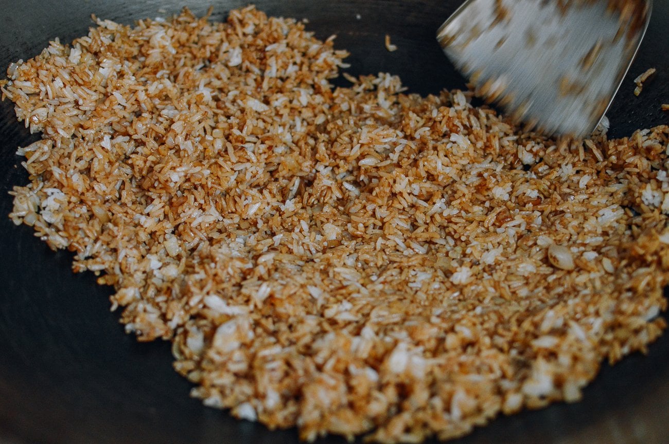 Seasoned rice in wok