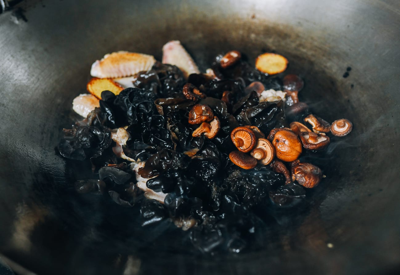 Adding shiitake and wood ear mushrooms to chicken