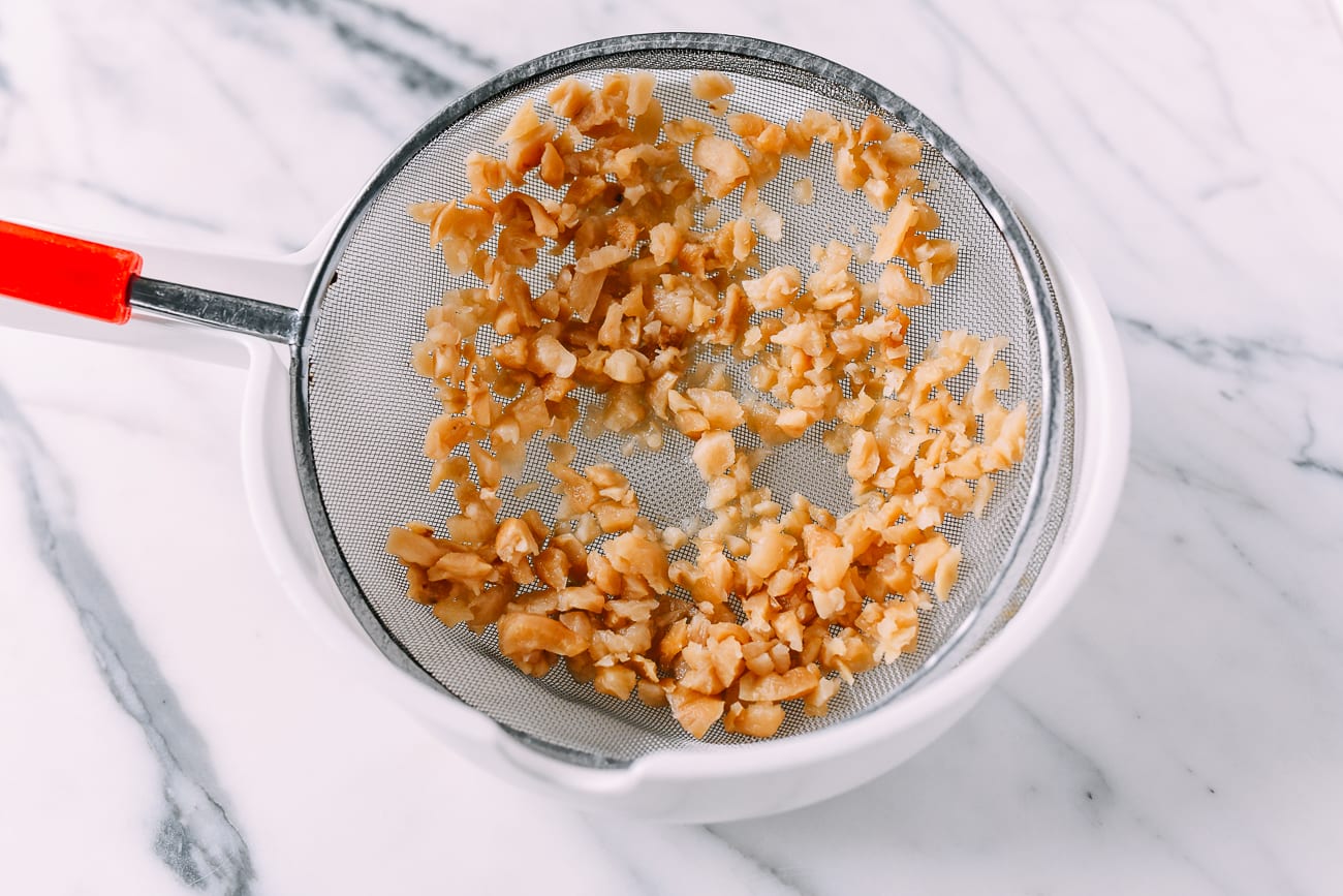 Draining preserved radish after rinsing