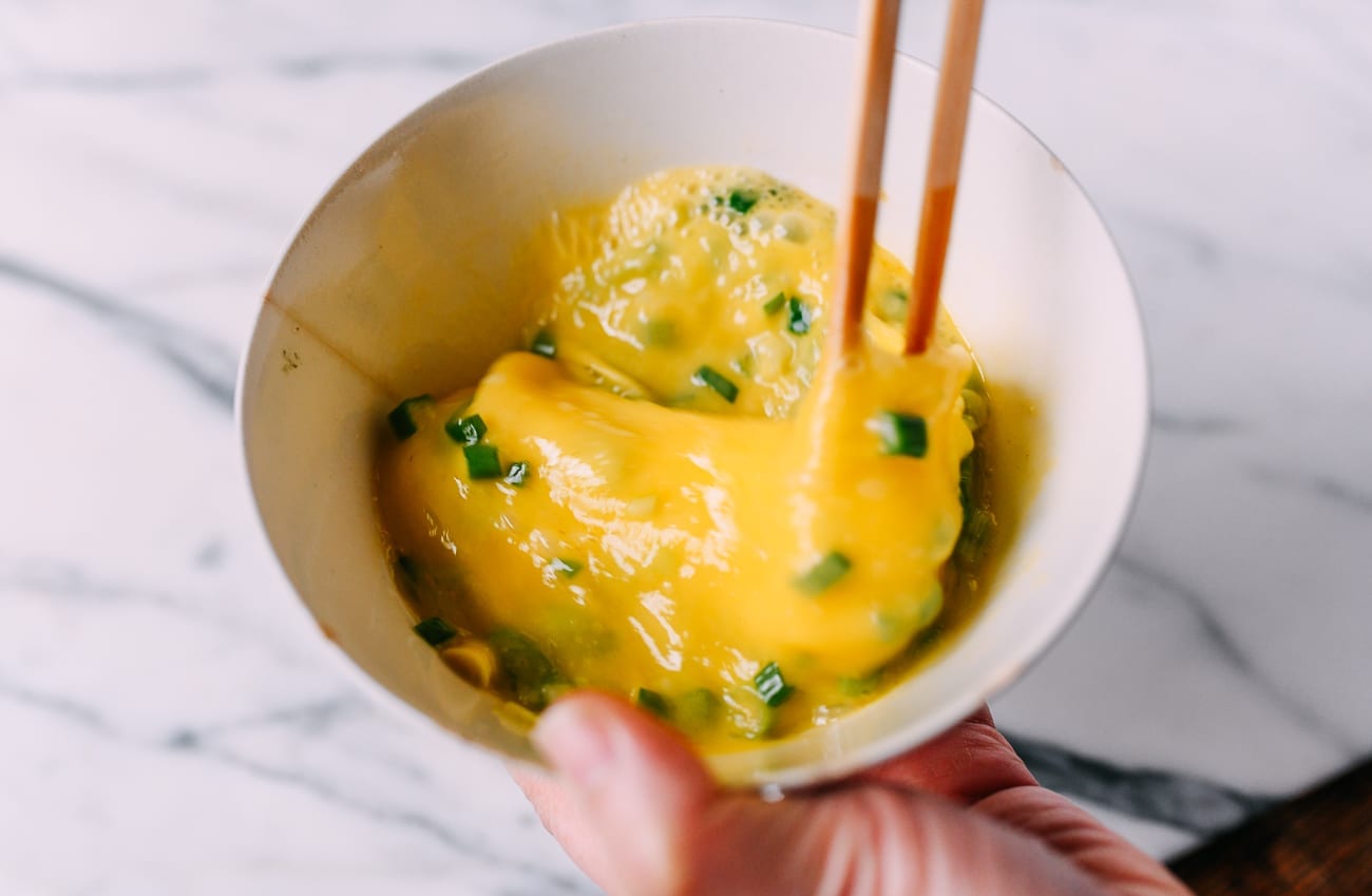 Beating eggs with scallions, white pepper, sesame oil