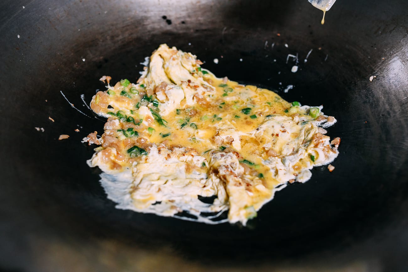 Scrambling eggs with preserved radish