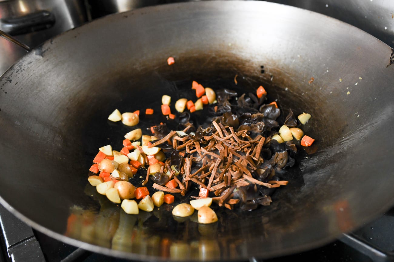 Adding wood ears and lily flower to carrots and potatoes