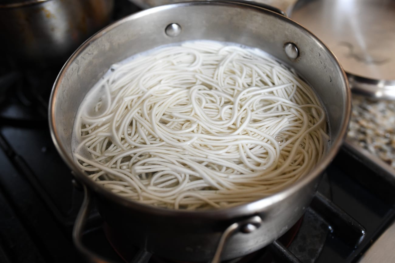 Cooking Chinese wheat noodles in boiling water