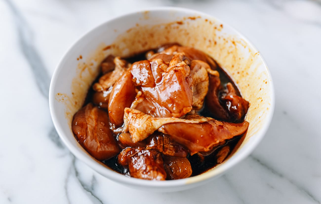 Marinating chicken in sauce