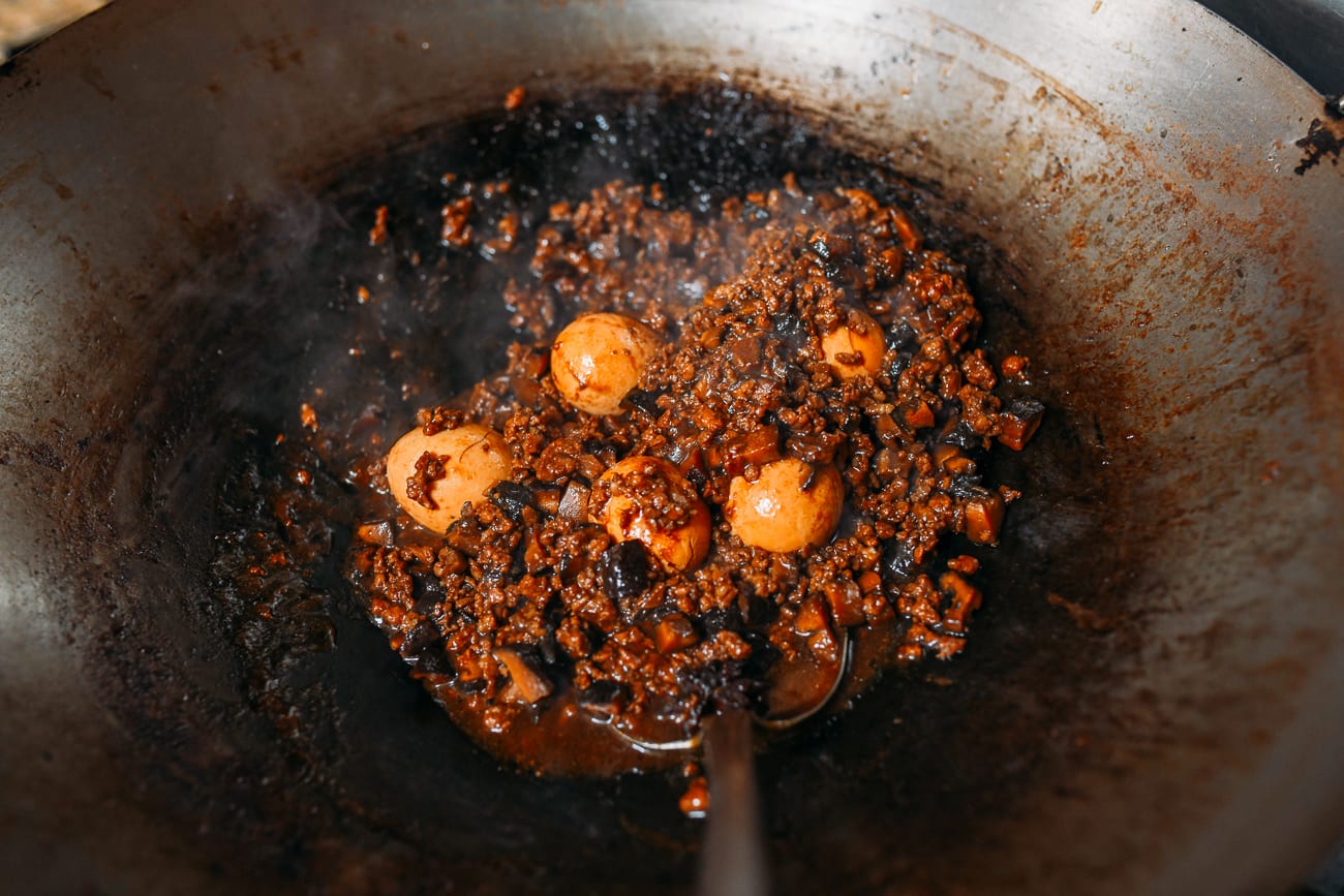 Reducing Chinese meat sauce