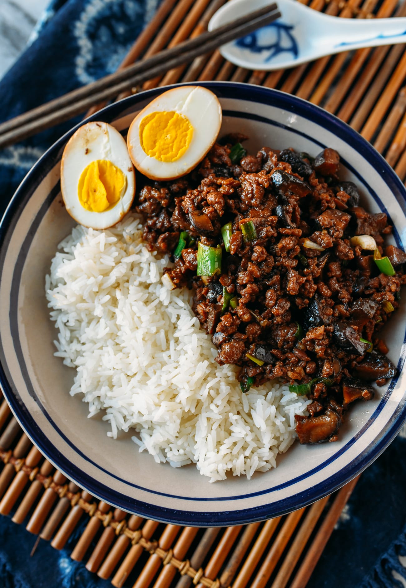 Rou Zao Fan: Taiwanese Braised Minced Pork Over Rice (肉燥饭)