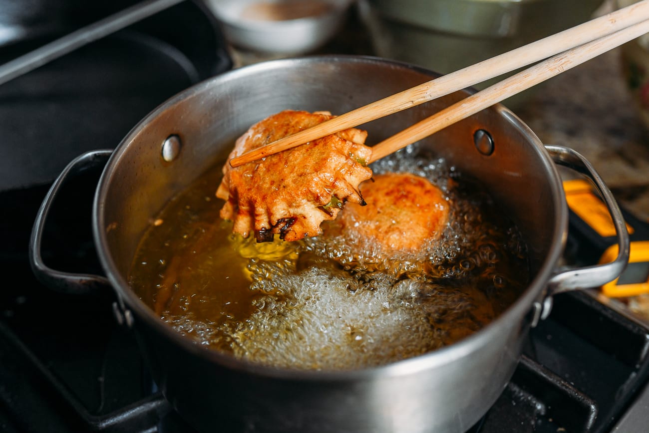 Removing fried you dunzi from hot oil