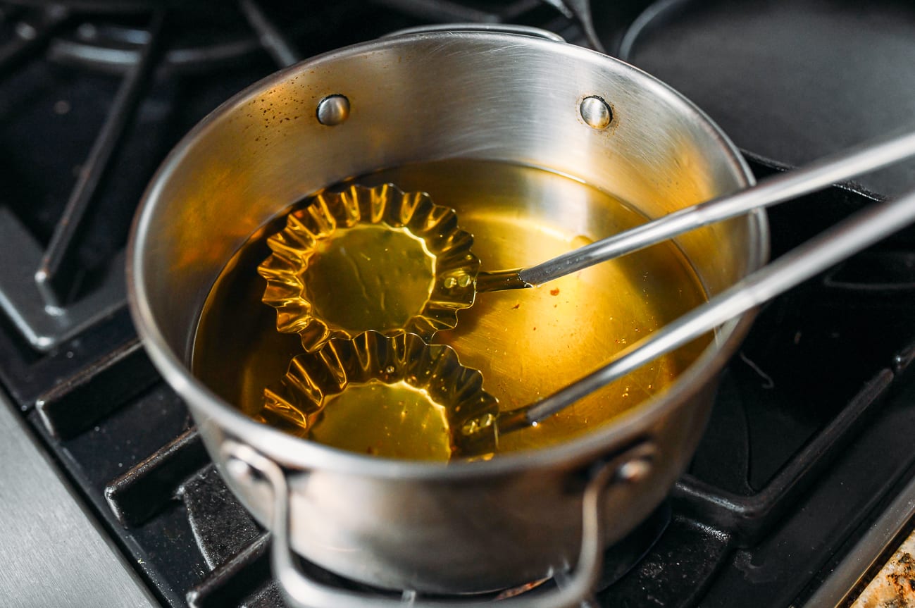 Heating ladles in frying oil