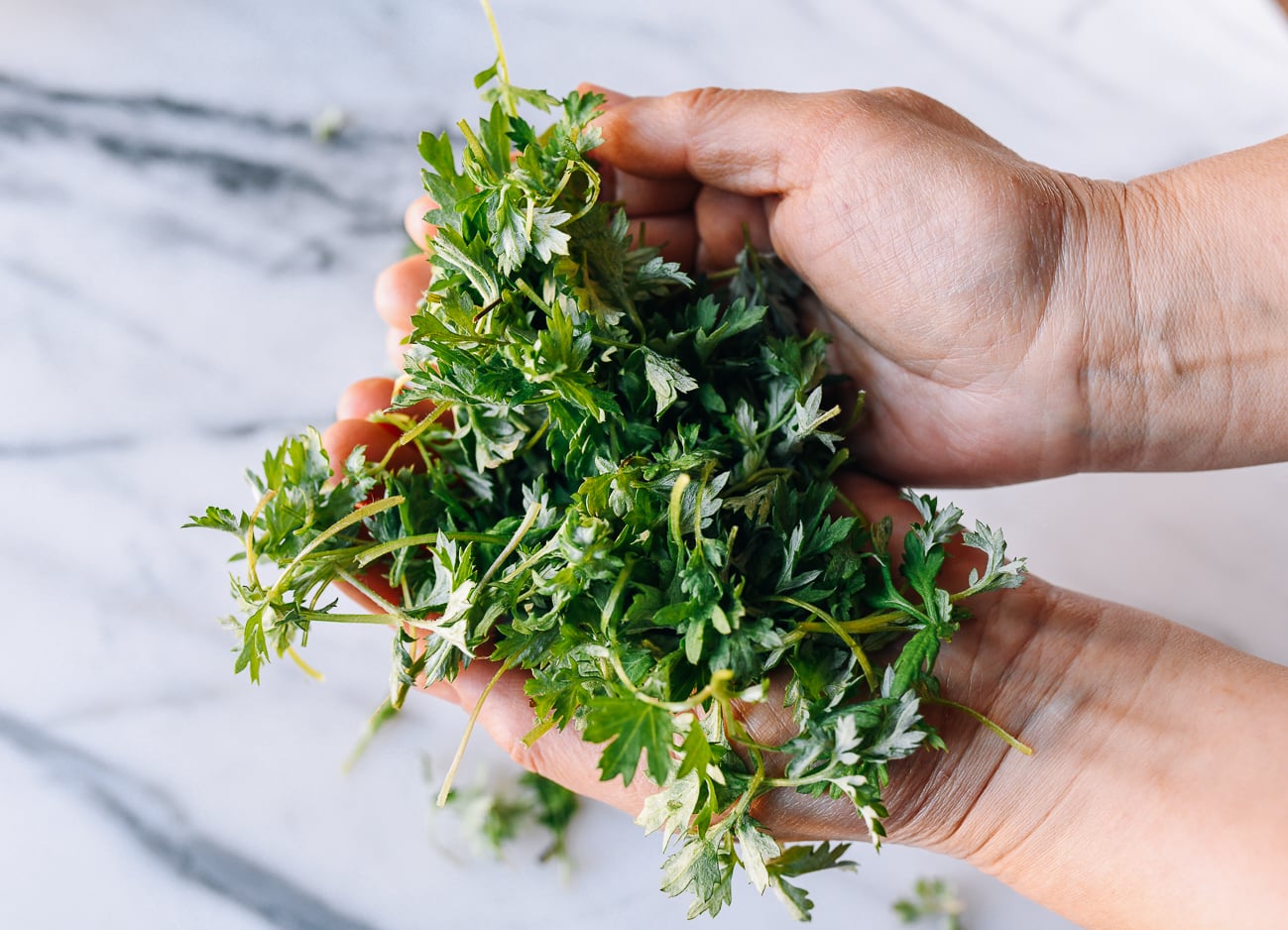 handful of mugwort (wormwood) leaves