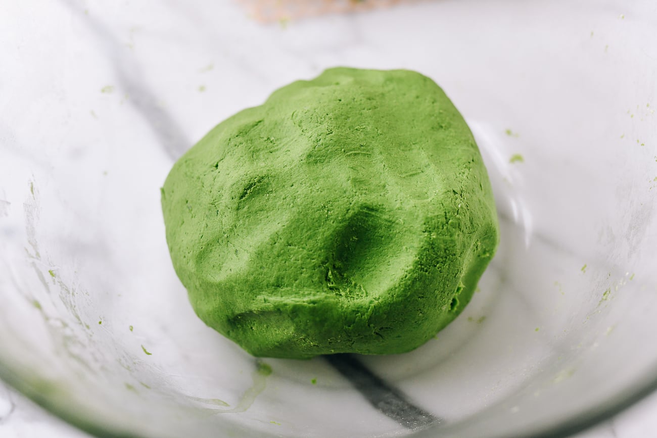 Mugwort mochi dough