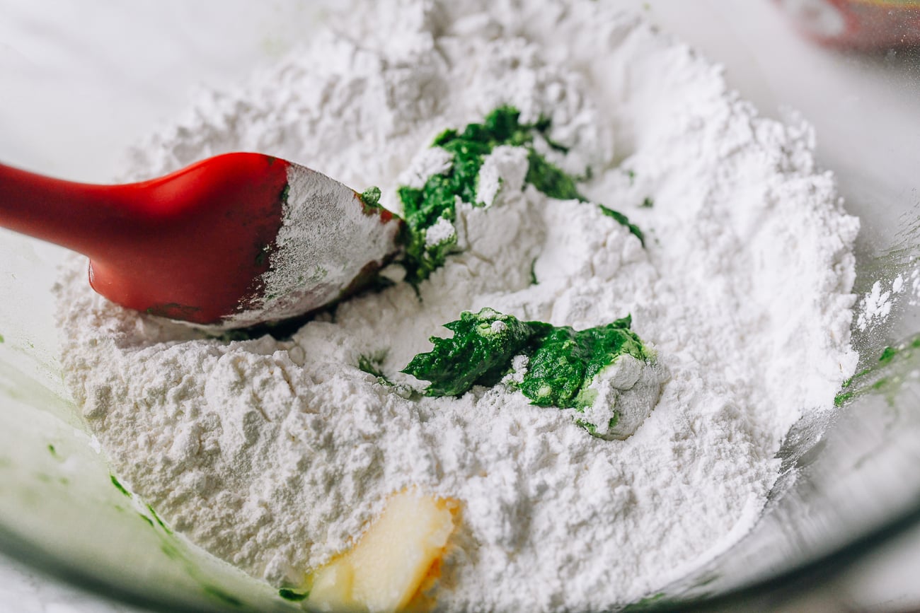 Mixing glutinous rice flour with mugwort puree