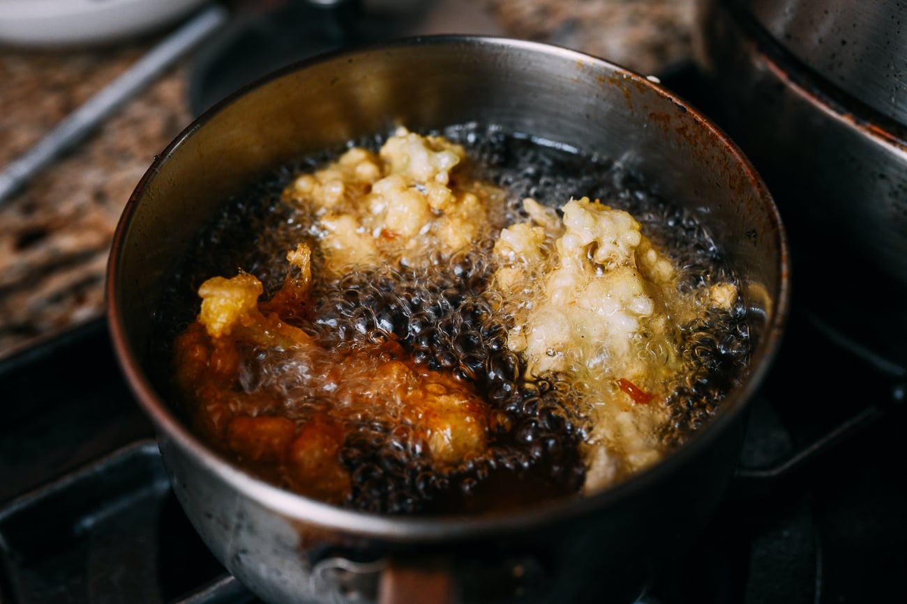 Frying battered cauliflower in oil