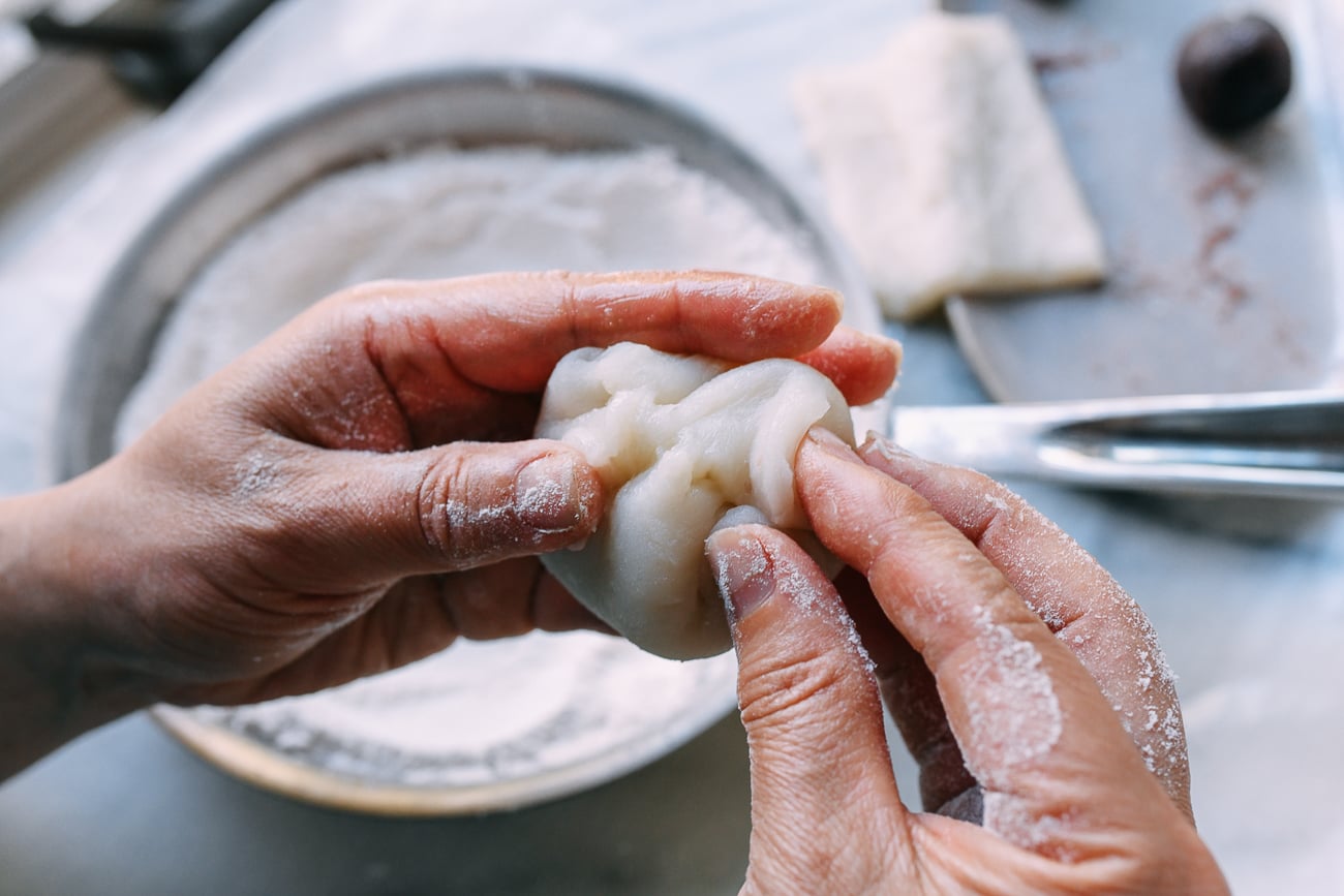 Closing mochi around filling