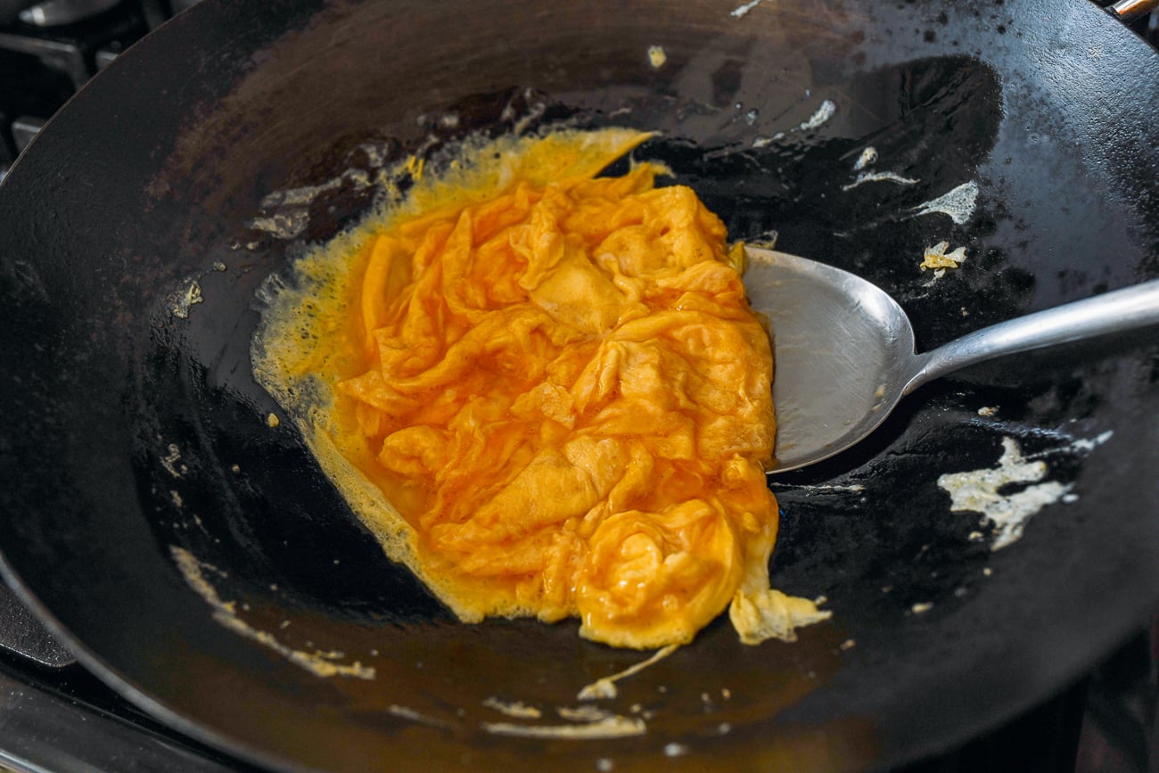Scrambling eggs in wok