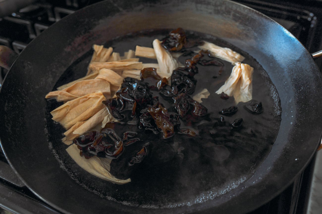Blanching bean threads and wood ears