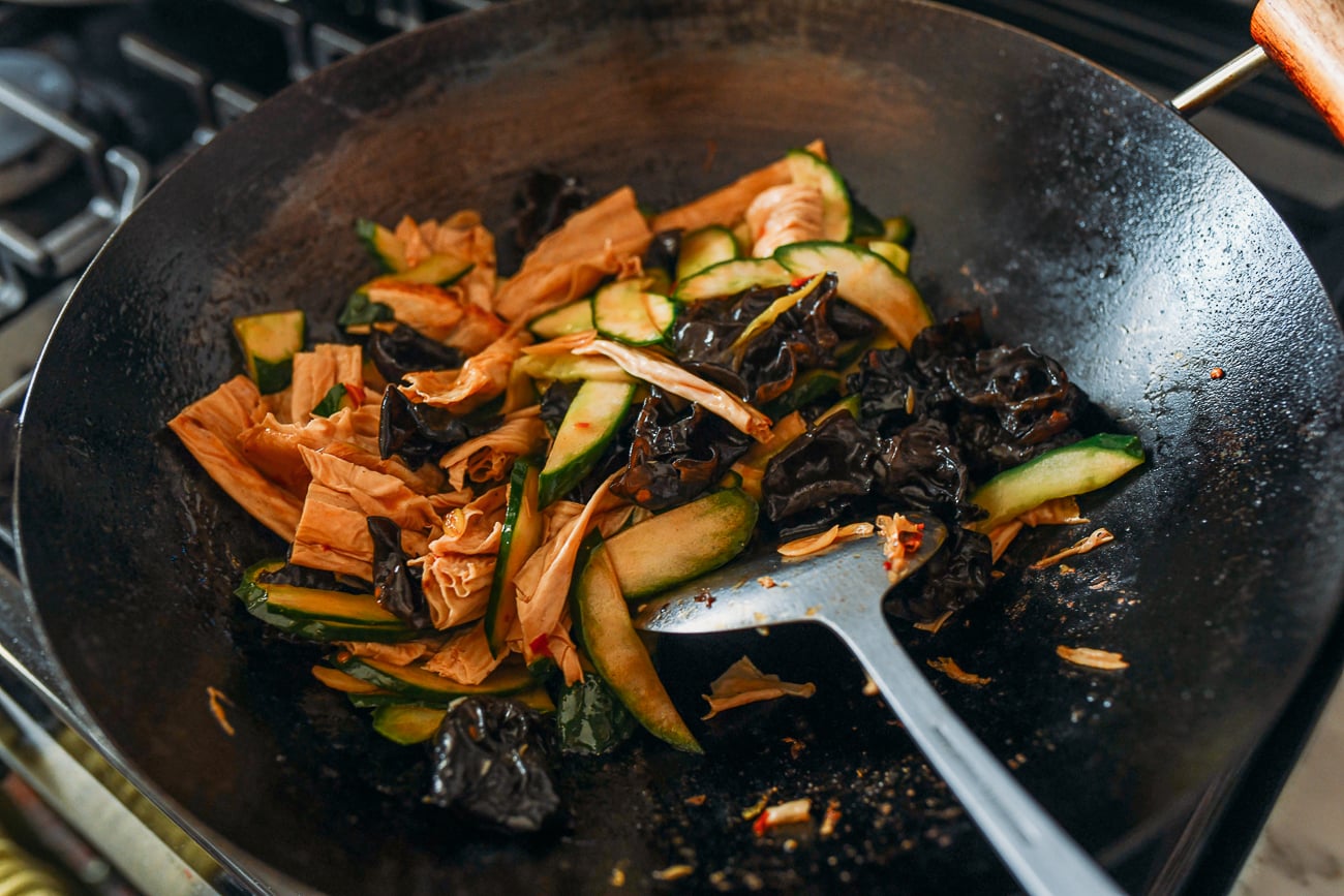 Stir-frying cucumbers with wood ears and yuba