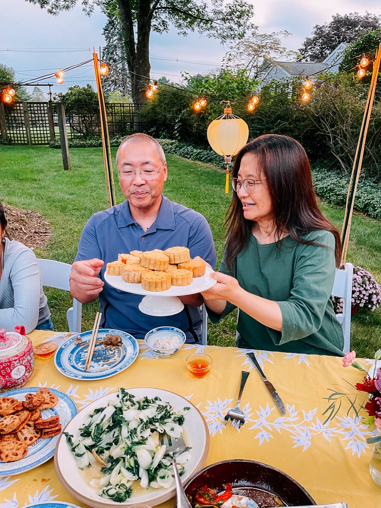 Judy passing mooncakes