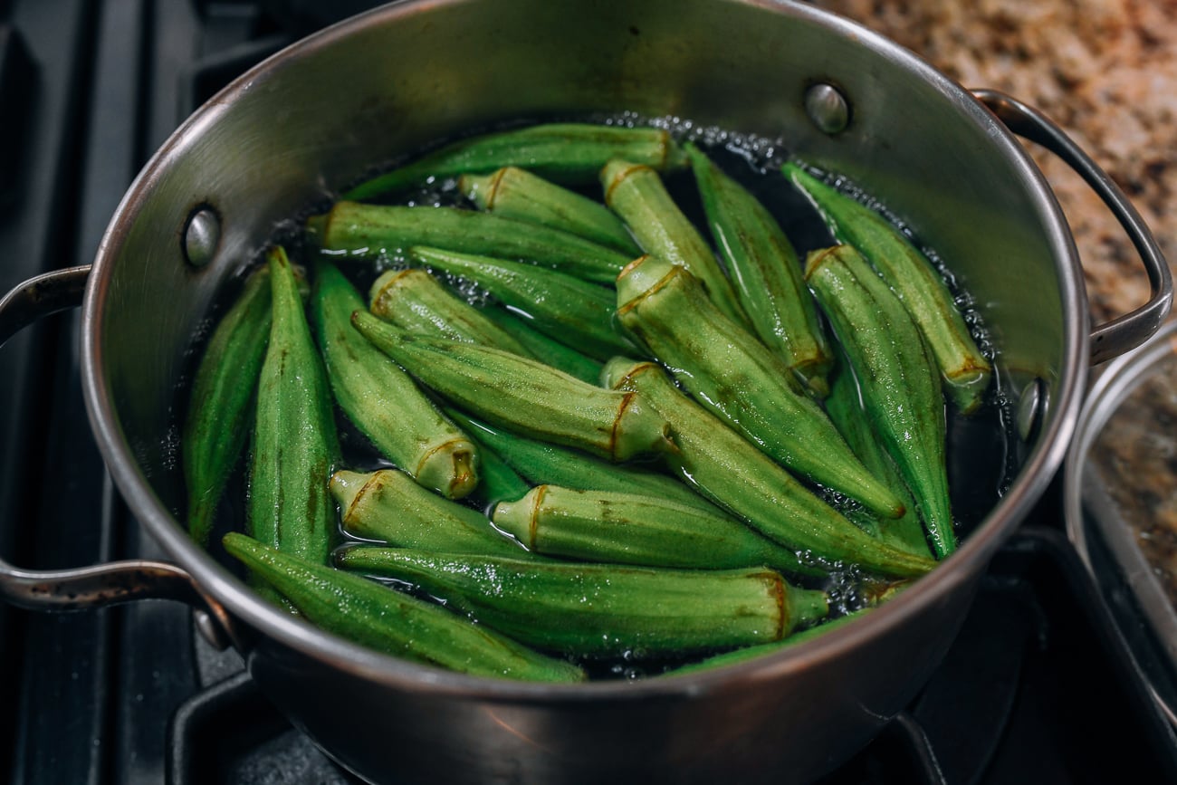 Boiling okra in water