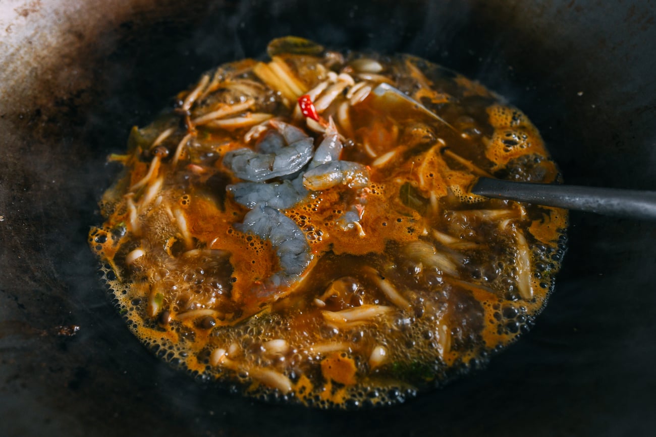 Adding shrimp to tom yum soup