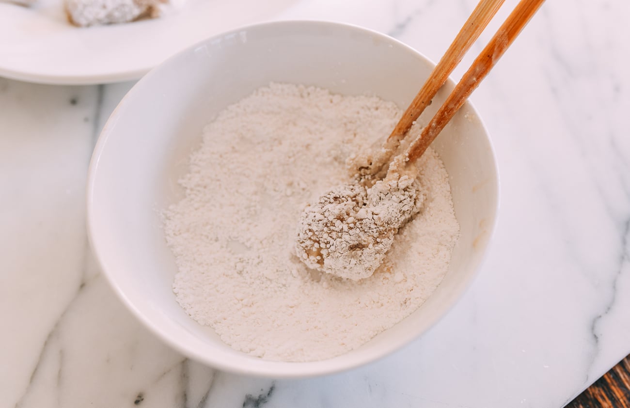 Dredging battered chicken in coarse sweet potato starch