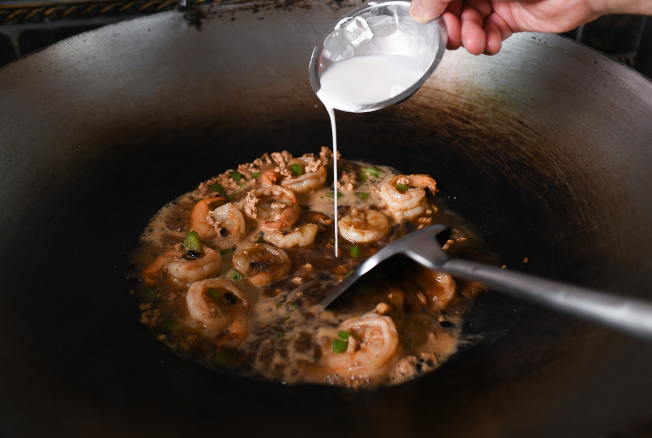 Thickening sauce with cornstarch slurry