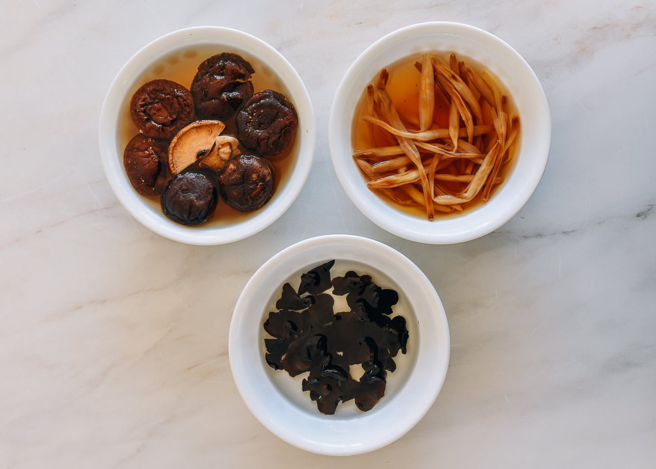 Soaking dried mushrooms, lily flowers, and wood ear mushrooms