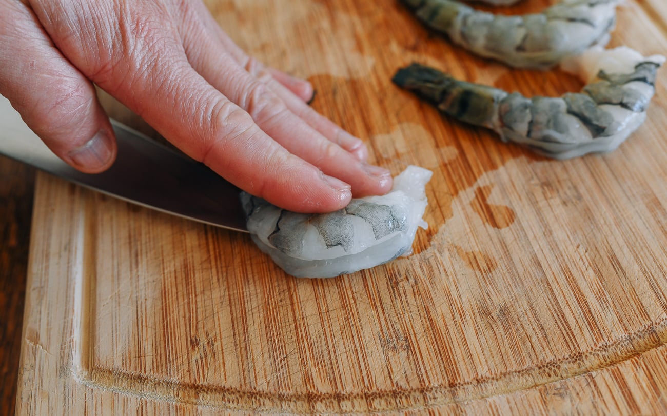 Cutting back of tiger shrimp to make them plump